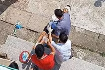 Xót xa bé trai đang ngồi chơi bị chú họ chém liên tiếp 