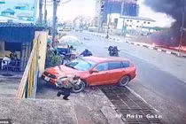 Video: Máy bay đâm bổ xuống đường phố rồi bốc cháy ở Nigeria