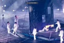 Bi kịch vũ công bị màn hình LED 600 kg rơi trúng người