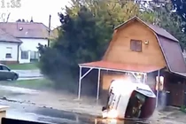 Video: Cú đâm kinh hoàng, ô tô lộn trên không bốc cháy