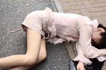 Say xỉn nằm ngủ giữa đường, cô gái có thái độ đáng ngạc nhiên 