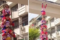 Video: Bé gái Thái Lan mạo hiểm leo lên 'tháp người'