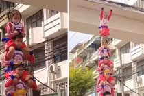 Video: Bé gái Thái Lan mạo hiểm leo lên 'tháp người'