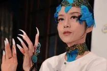 Cô trò 'đệ nhất vũ công' Trung Quốc bị chỉ trích vì mua thô tục