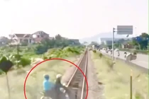 Video: Tài xế phóng xe máy vượt đầu tàu khiến dân mạng khiếp sợ