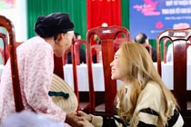 Mỹ Tâm về quê làm từ thiện dịp Tết, phát biểu 'cà khịa' ba mẹ 