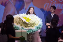 Giống Hồ Văn Cường, Nam Em được khán giả tặng tiền 