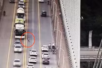 Video: Kinh hãi bé trai chạy xe đồ chơi trên cầu đông đúc phương tiện