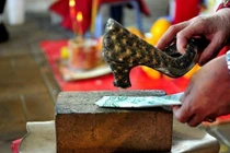 Ý nghĩa tập tục "đánh kẻ tiểu nhân" của người Hoa