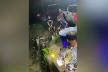 Video: Hoảng hồn phát hiện cá sấu dạo chơi trên đường trong cơn bão