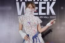 Lê Bống lộ chân cột đình trên thảm đỏ với bộ cánh kỳ quặc