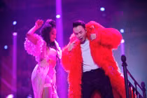 Binz đổ bia lên ngực, Mỹ Tâm quỳ lạy khán giả 