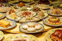 Phổ Nghi sơn hào hải vị đủ cả nhưng không được ăn thứ này