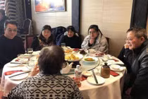 Trên bàn rượu luôn thấy có người không chủ động mời 