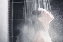 5 dấu hiệu tuyệt đối không được tắm mùa lạnh