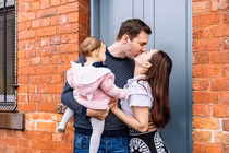 Chồng Tây của Lan Phương được khen ngợi với hình ảnh ''ông bố bỉm sữa'' 