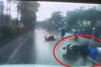  Bật xi nhan “ảo” vượt xe, “ninja Lead” gặp tai họa