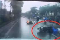  Bật xi nhan “ảo” vượt xe, “ninja Lead” gặp tai họa