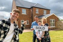 Chàng trai 20 tuổi bí mật mua cho bố mẹ một ngôi nhà mơ ước