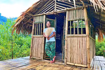 Chàng trai phố thị về rừng, dựng nhà tre, nấu bếp đất sét