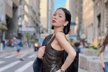 Lệ Quyên quăng guốc, "quậy" hết mình với Lâm Bảo Châu ở New York 