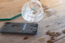 Điện thoại dính nước phải làm thế nào? 