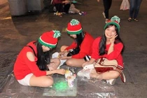 Người Sài Gòn mặc ấm, dạo phố đêm tận hưởng ngày trở lạnh