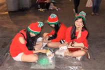 Người Sài Gòn mặc ấm, dạo phố đêm tận hưởng ngày trở lạnh