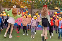 Bị nhắc vì mặc váy quá ngắn, cô giáo mầm non bỏ ngoài tai