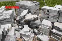 Ngỡ ngàng đá vỉa hè bền 70 năm chưa lát đã... nứt, vỡ