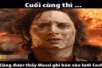 Ảnh chế bóng đá: Messi lần đầu ghi bàn vào lưới Cech