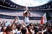 Thú vị hành trình "nên thánh bóng đá thế giới" của huyền thoại Maradona