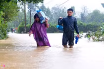 7 người đu nhánh tre, cây bạch đàn chống chọi cơn lũ dữ