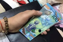 Dân mạng Việt phát sốt, truy mua tờ tiền lưu niệm World Cup 2018