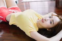 Tháo niềng răng, hot girl Thái khoe eo con kiến đầy quyến rũ