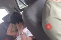 Tài xế taxi "kêu trời" khi cặp đôi khách vô tư diễn cảnh nóng ở ghế sau