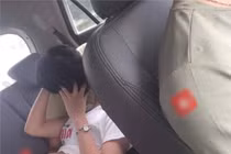 Tài xế taxi "kêu trời" khi cặp đôi khách vô tư diễn cảnh nóng ở ghế sau