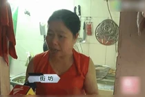 Người phụ nữ kêu cứu bằng cách... ném tiền qua cửa sổ 