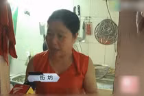 Người phụ nữ kêu cứu bằng cách... ném tiền qua cửa sổ 