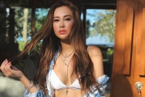 Ái nữ của tỷ phú Hong Kong khoe "body bốc lửa" gây sốt MXH