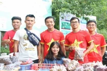  Danh tính em gái dân tộc bán ổi xinh xắn khiến CĐM liên tục “xin link“