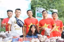  Danh tính em gái dân tộc bán ổi xinh xắn khiến CĐM liên tục “xin link“