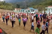 Thầy trò tiểu học vùng núi nhảy Cha Cha Cha vui nhộn trên sân trường