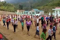 Thầy trò tiểu học vùng núi nhảy Cha Cha Cha vui nhộn trên sân trường