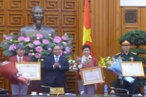 Thủ tướng Chính phủ trao huân chương hạng nhất cho Hoàng Xuân Vinh