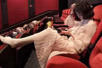 Gái xinh đi xem phim tháo giày gác chân lên ghế trước, CĐM ném đá rào rào