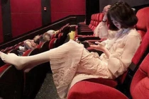 Gái xinh đi xem phim tháo giày gác chân lên ghế trước, CĐM ném đá rào rào