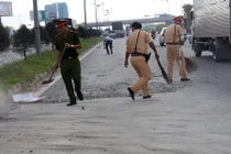 Cảm phục CSGT dọn từng viên đá trên đường giúp dân