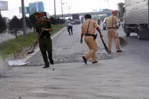 Cảm phục CSGT dọn từng viên đá trên đường giúp dân