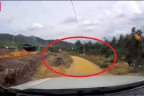 Nông dân phơi thóc giữa đường, tài xế bức xúc lên mạng kêu than
